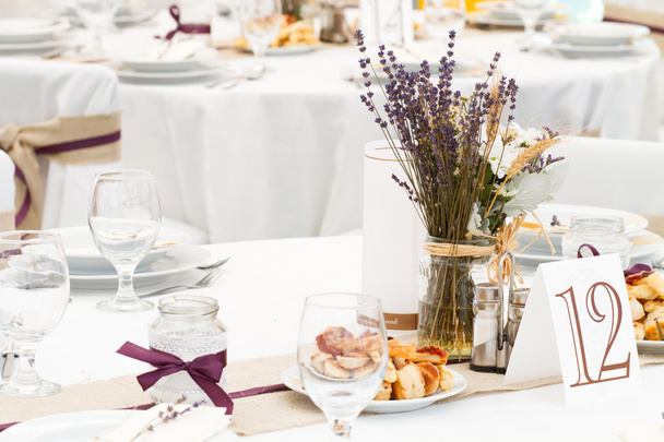 Свадебный стол с украшениями - Фото, изображение