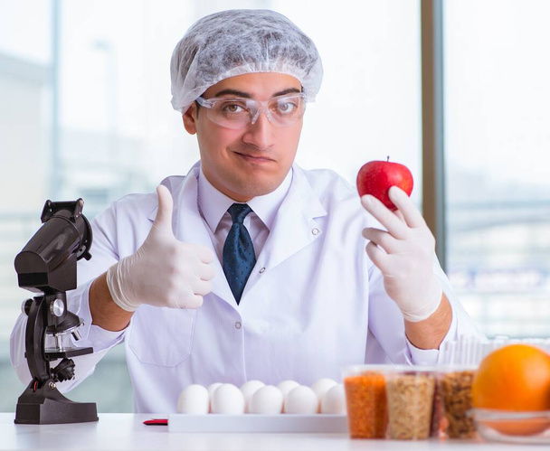 Nutrition expert testing food products in lab - Foto, Imagem