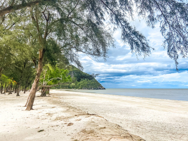 Пляж Сем-Фрая в національному парку Сем-Рой-Йот у Прачуап-Кірі-хан, Таїланд - Фото, зображення
