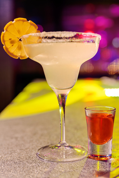 коктейль в баре
 - Фото, изображение