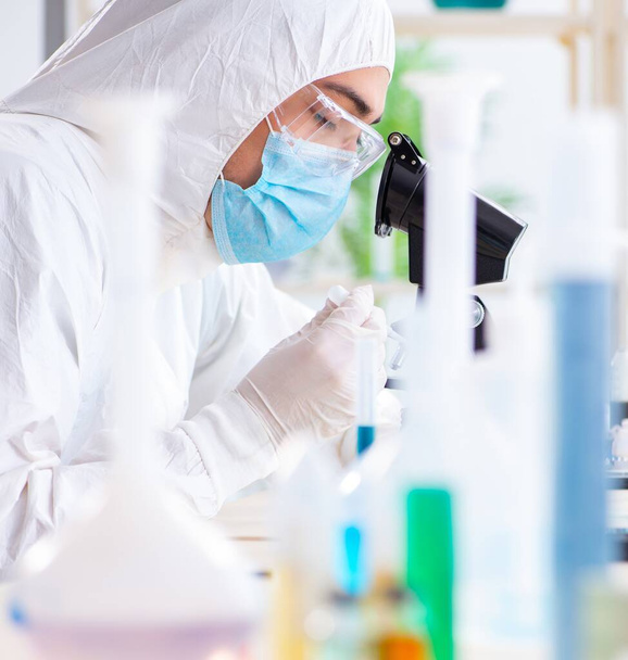 Fiatal kémikus diák dolgozik a laborban vegyi anyagok - Fotó, kép