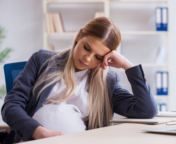 Femme enceinte employée dans le bureau - Photo, image