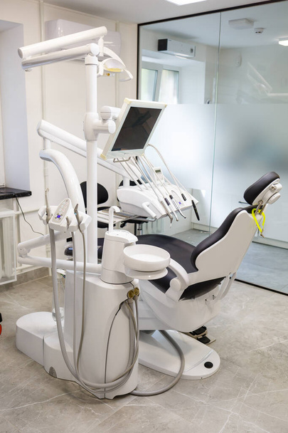 Nowoczesny gabinet stomatologiczny z nowym sprzętem i krzesłem dentystycznym. Gabinet do leczenia stomatologicznego - Zdjęcie, obraz