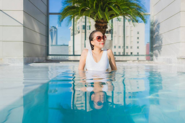 Portrét krásný mladý asijské žena relax volný čas kolem bazénu v dovolená cestování - Fotografie, Obrázek