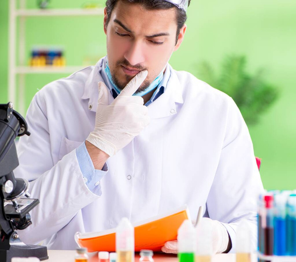 Hombre químico trabajando en el laboratorio - Foto, imagen