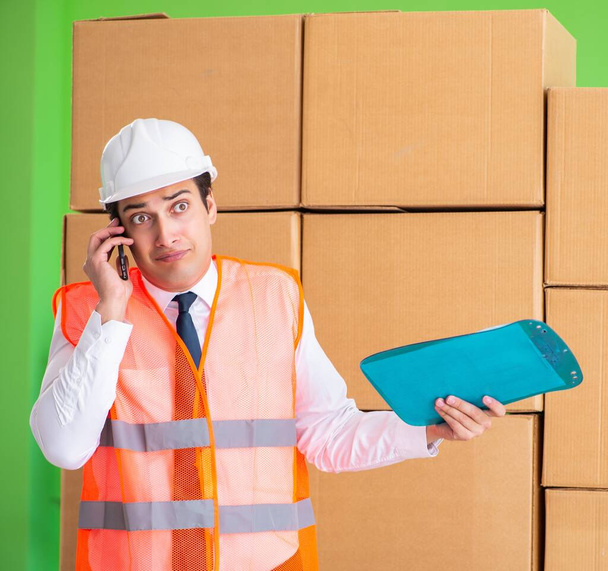 A dobozkézbesítési szolgáltatásban dolgozó munkaadó áthelyezése - Fotó, kép