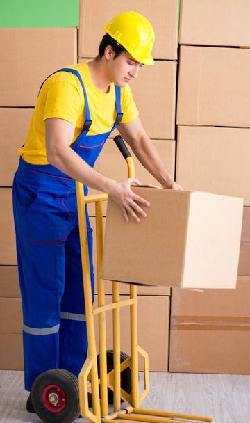 Hombre contratista trabajando con cajas de entrega - Foto, imagen