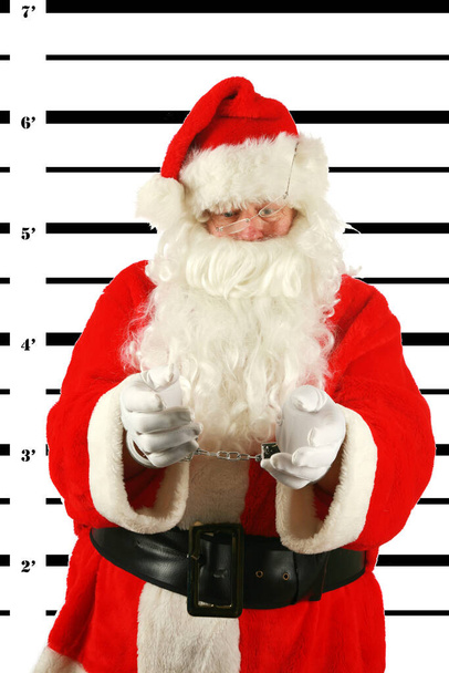 Graciosa Navidad. Papá Noel está arrestado. Taza de Santa Claus. Santa tiene su foto tomada para su foto de la taza mientras usa puños. Papá Noel ha sido malo este año. Santa mala. Taza de Santa Claus. Santa Claus Navidad. Arrestan a Santa. Feliz Navidad. - Foto, Imagen