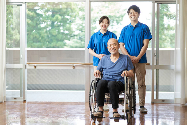 Aasian vanhukset sekä mies- ja naispuoliset hoitajat - Valokuva, kuva