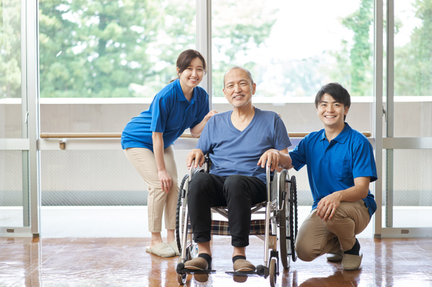 Asian elderly and male and female caregivers - Photo, Image
