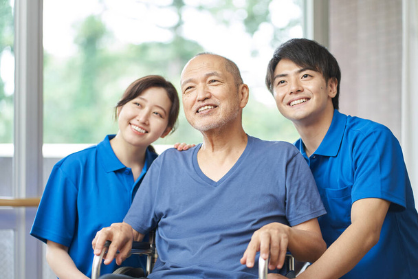 Asiatische lachende Senioren und Pfleger - Foto, Bild