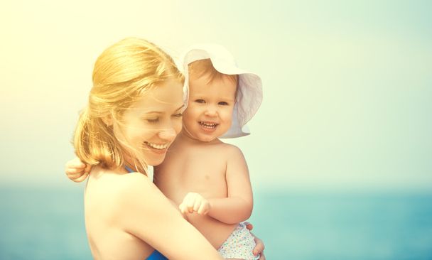 famiglia felice sulla spiaggia. madre e figlia bambino
   - Foto, immagini
