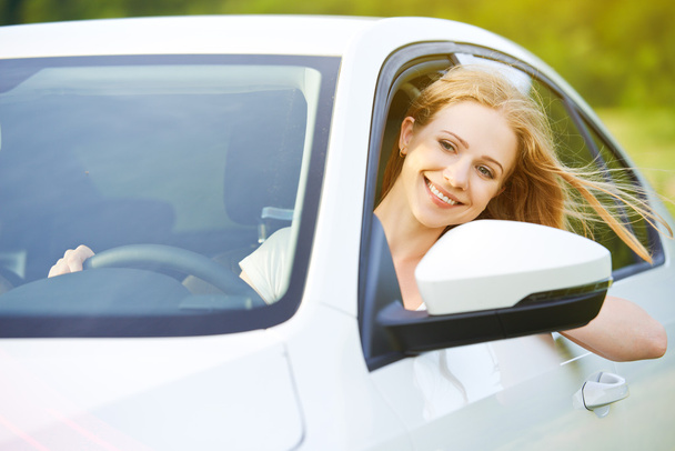 ευτυχισμένη γυναίκα που κοιτάζει έξω από το παράθυρο του αυτοκινήτου στη φύση - Φωτογραφία, εικόνα