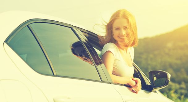 femme heureuse regarde par la fenêtre de la voiture sur la nature
 - Photo, image