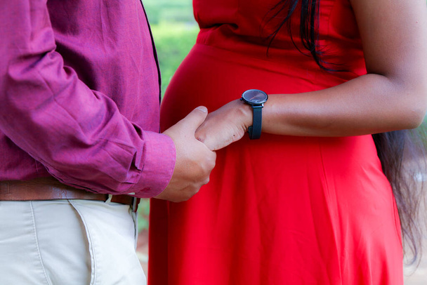 um casal esperando um filho está de mãos dadas no amor  - Foto, Imagem