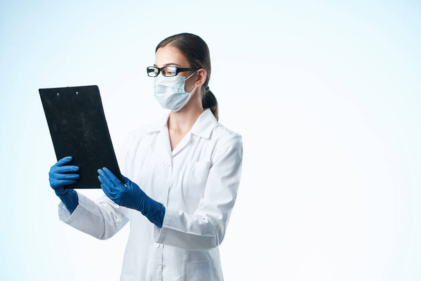 donna assistente di laboratorio indossando maschera medica chimica scienza tecnologia - Foto, immagini