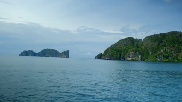 Panoramiczne widoki z turystycznego statku transportowego zmierzającego na jedną z wysp Azji na wakacje, oferując piękny krajobraz przez zielone góry. Przynieś morze i błękitne niebo i białe chmury. - Materiał filmowy, wideo