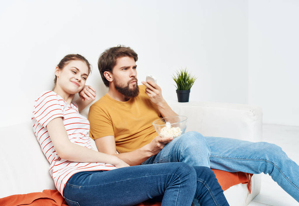 famille à la maison assis sur le canapé avec pop-corn regarder des films amusant - Photo, image