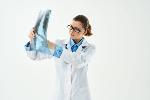 női orvos fehér köpenyben röntgen diagnosztikai kezelés - Fotó, kép