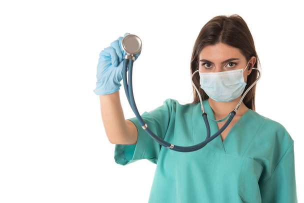 молодая женщина врач со стетоскопом изолированы на белом фоне - Фото, изображение