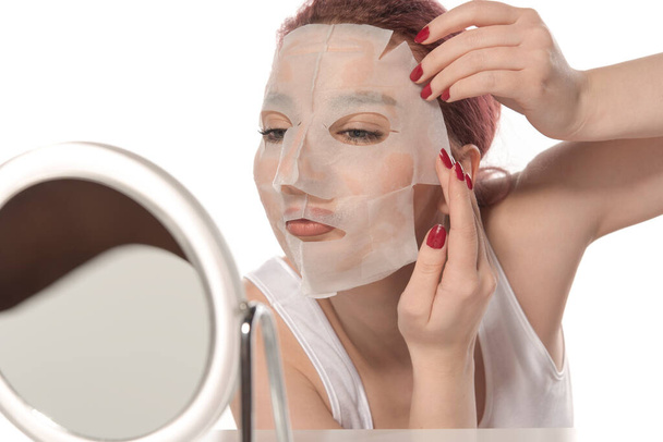 mulher bonita com máscaras e manchas de rosto no banheiro - Foto, Imagem
