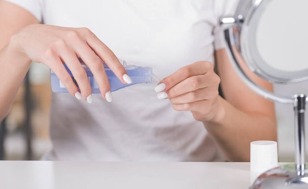 mulher aplicando creme cosmético no banheiro - Foto, Imagem