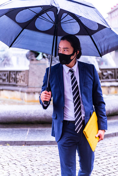 joven con paraguas y máscara - Foto, imagen