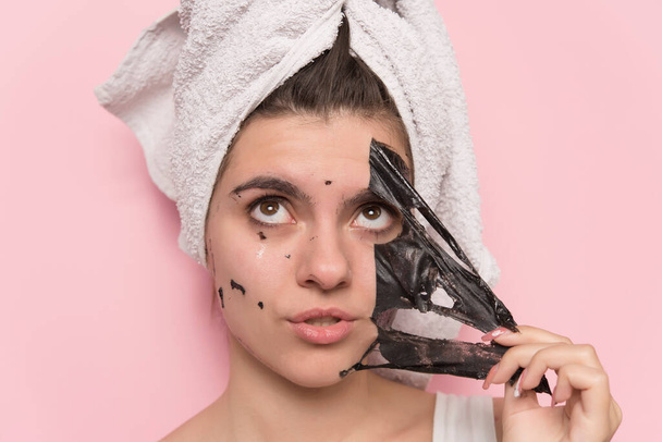 красивая молодая женщина с полотенцем на голове и щеткой на лице - Фото, изображение