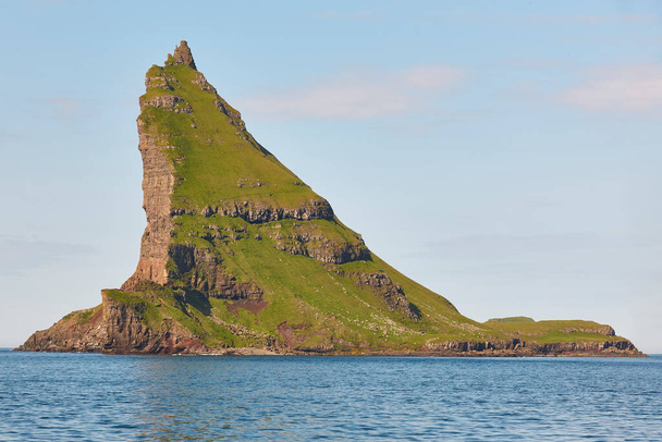 Зеленая береговая линия Фарерских островов вблизи острова Вагар. Морской пейзаж - Фото, изображение
