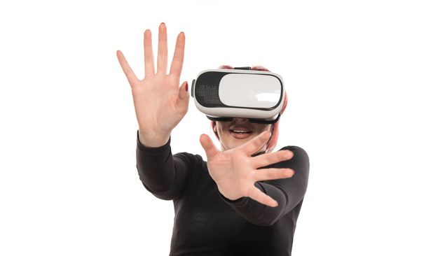 jonge vrouw met virtual reality headset - Foto, afbeelding