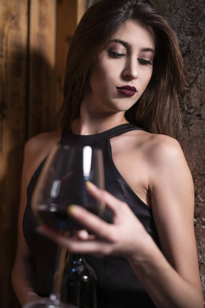 piękna młoda kobieta ze szklanką wina - Zdjęcie, obraz