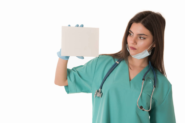 jeune femme médecin avec panneau blanc isolé sur fond blanc - Photo, image