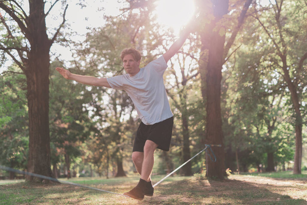 Молодий чоловік робить вправи в парку
 - Фото, зображення