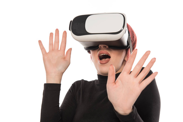 mujer usando auriculares de realidad virtual aislados sobre fondo blanco - Foto, Imagen