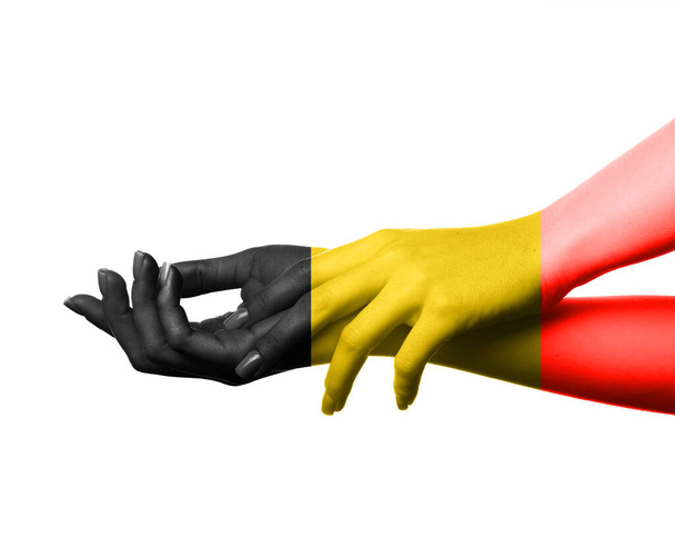 Mains féminines aux couleurs du drapeau belge sur fond blanc - Photo, image