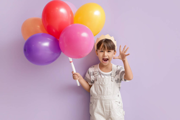Söpö pieni poika ilmapalloilla juhlii syntymäpäivää väritaustalla - Valokuva, kuva