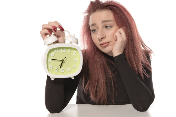 hermosa mujer joven con reloj sobre fondo blanco - Foto, Imagen