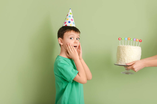 Милий маленький хлопчик святкує День народження на кольоровому фоні
 - Фото, зображення