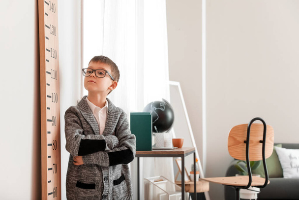 Little boy measuring height at home - Foto, Imagem