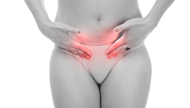 Frau leidet unter Rückenschmerzen, isoliert auf weißem Hintergrund - Foto, Bild