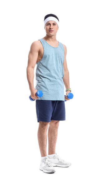 Sportos férfi edző súlyzókkal fehér háttéren - Fotó, kép