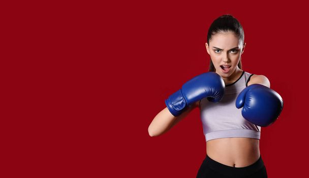 Sportos női edző boksz kesztyű színes háttér - Fotó, kép