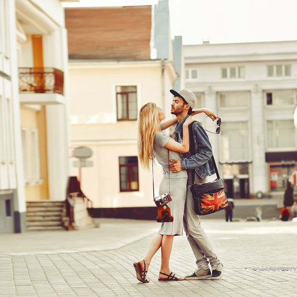 Portrait de jeune couple amoureux debout dans la vieille ville
 - Photo, image
