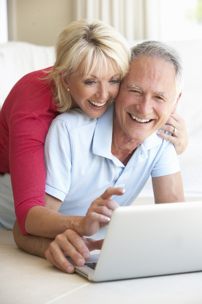 Senior couple on her laptop computer - Foto, immagini