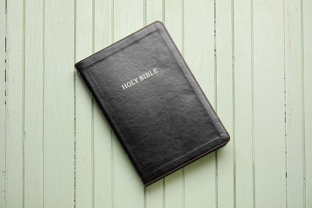 Bible svatá na barevném dřevěném pozadí - Fotografie, Obrázek