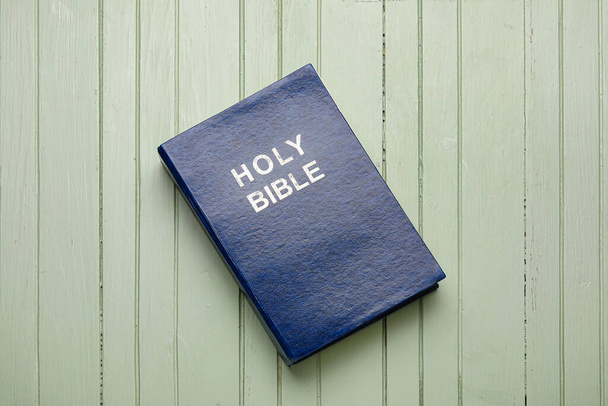 Библия на деревянном фоне - Фото, изображение