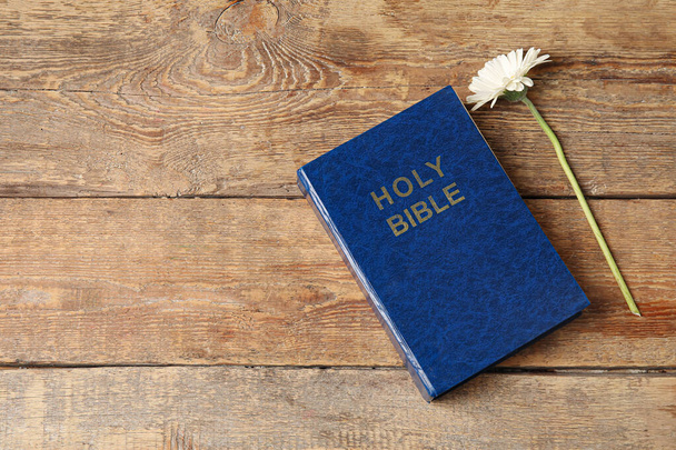 Santa Biblia y flor sobre fondo de madera - Foto, imagen