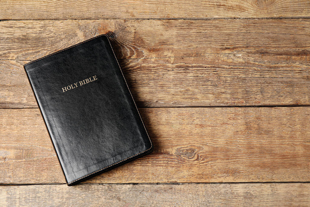 Santa Biblia sobre fondo de madera - Foto, imagen