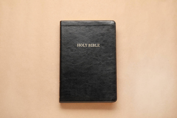 Santa Biblia sobre fondo de color - Foto, imagen