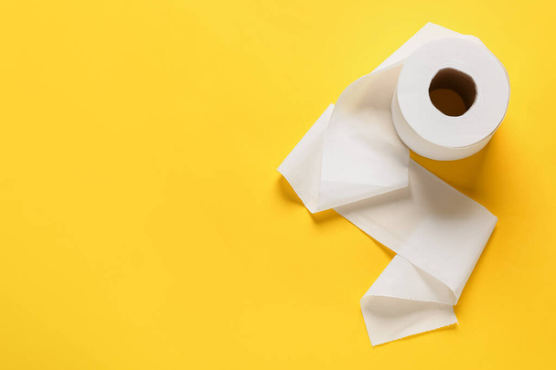 рулон туалетной бумаги на цветном фоне - Фото, изображение